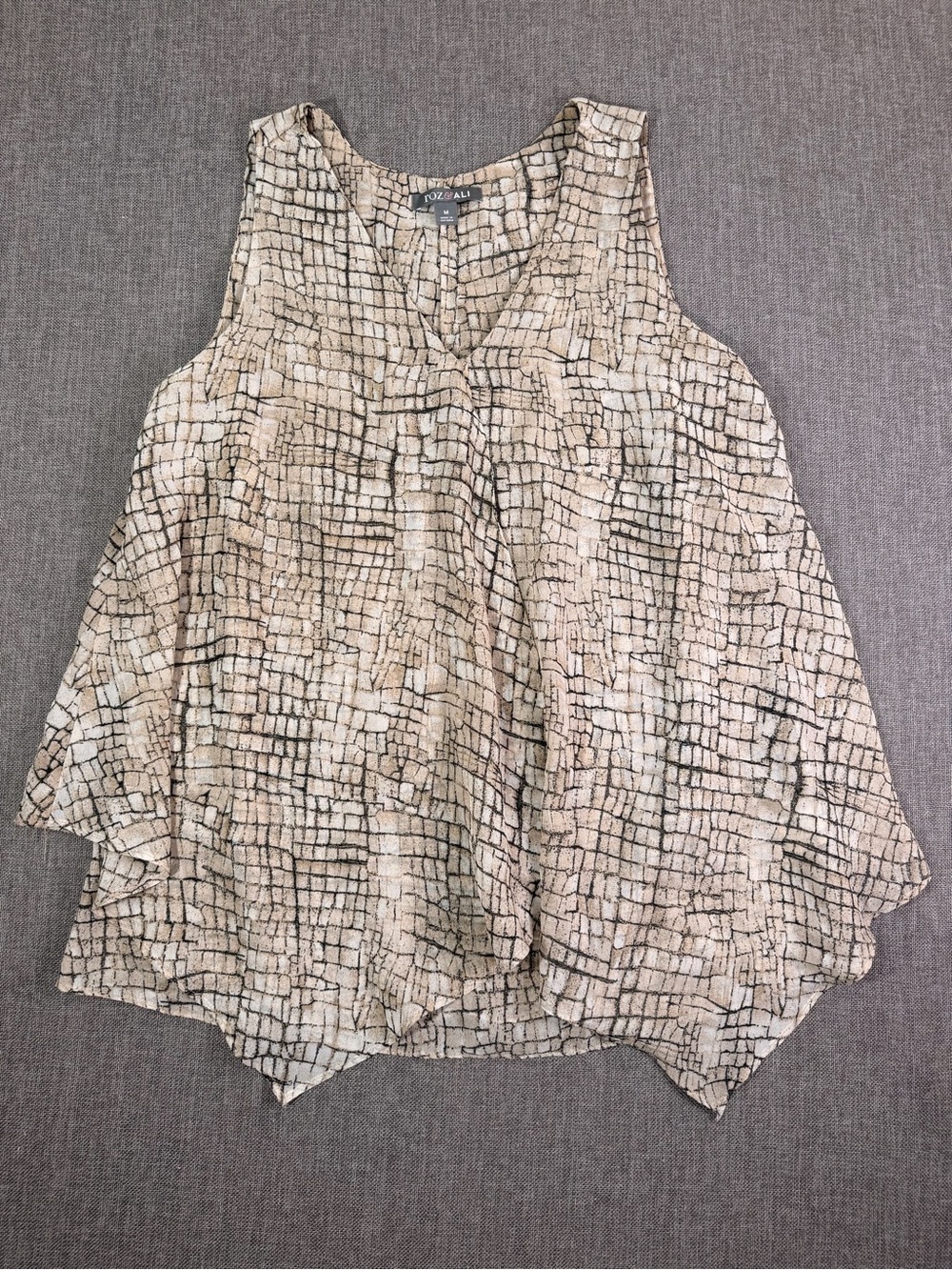 Roz & Ali Beige and Black Tile-Print Sleeveless V-Neck Tank Size Medium - Picture 1 of 6